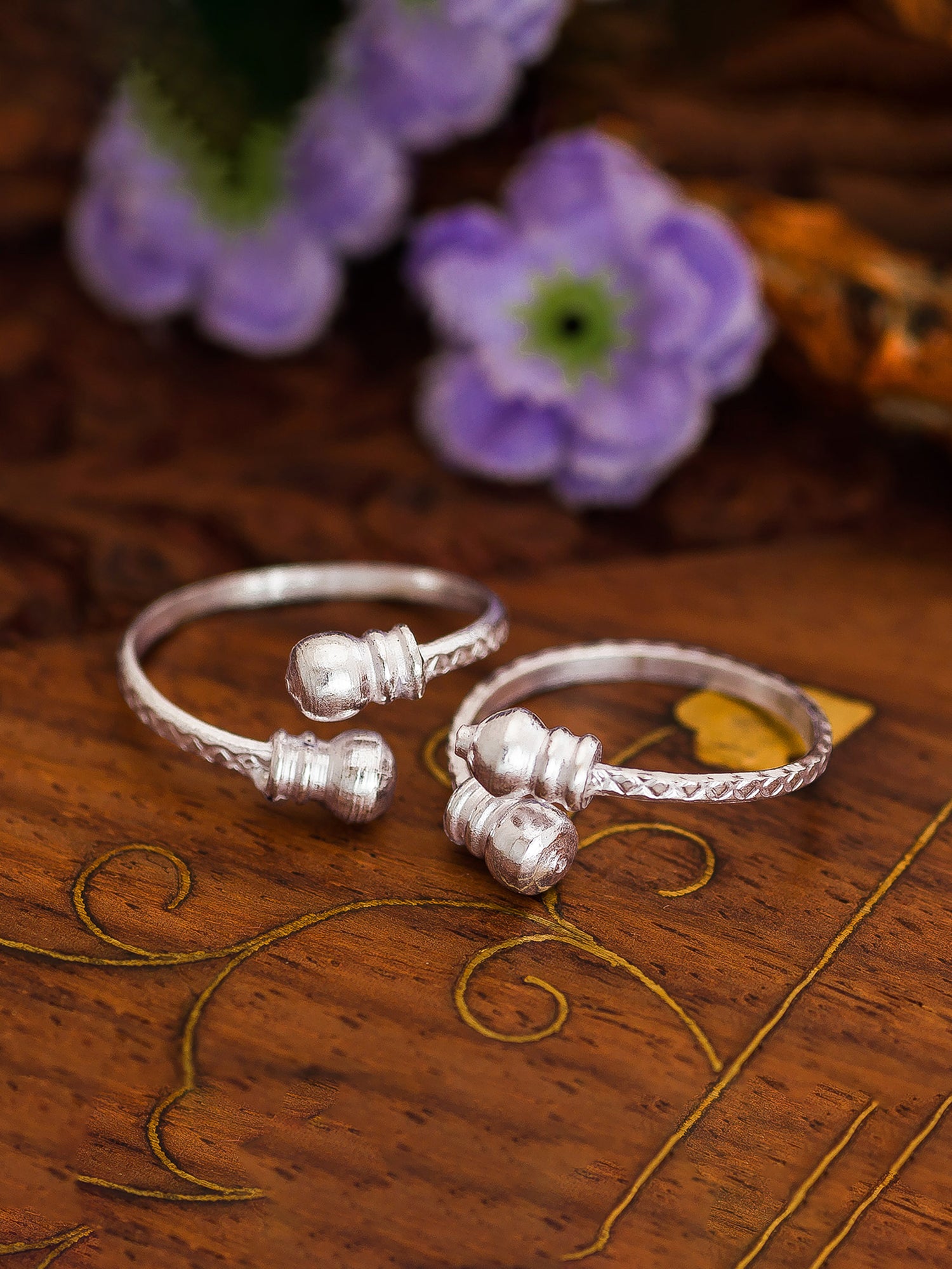 Aadita Silver Toned Damru Motif Patterned Toe Rings