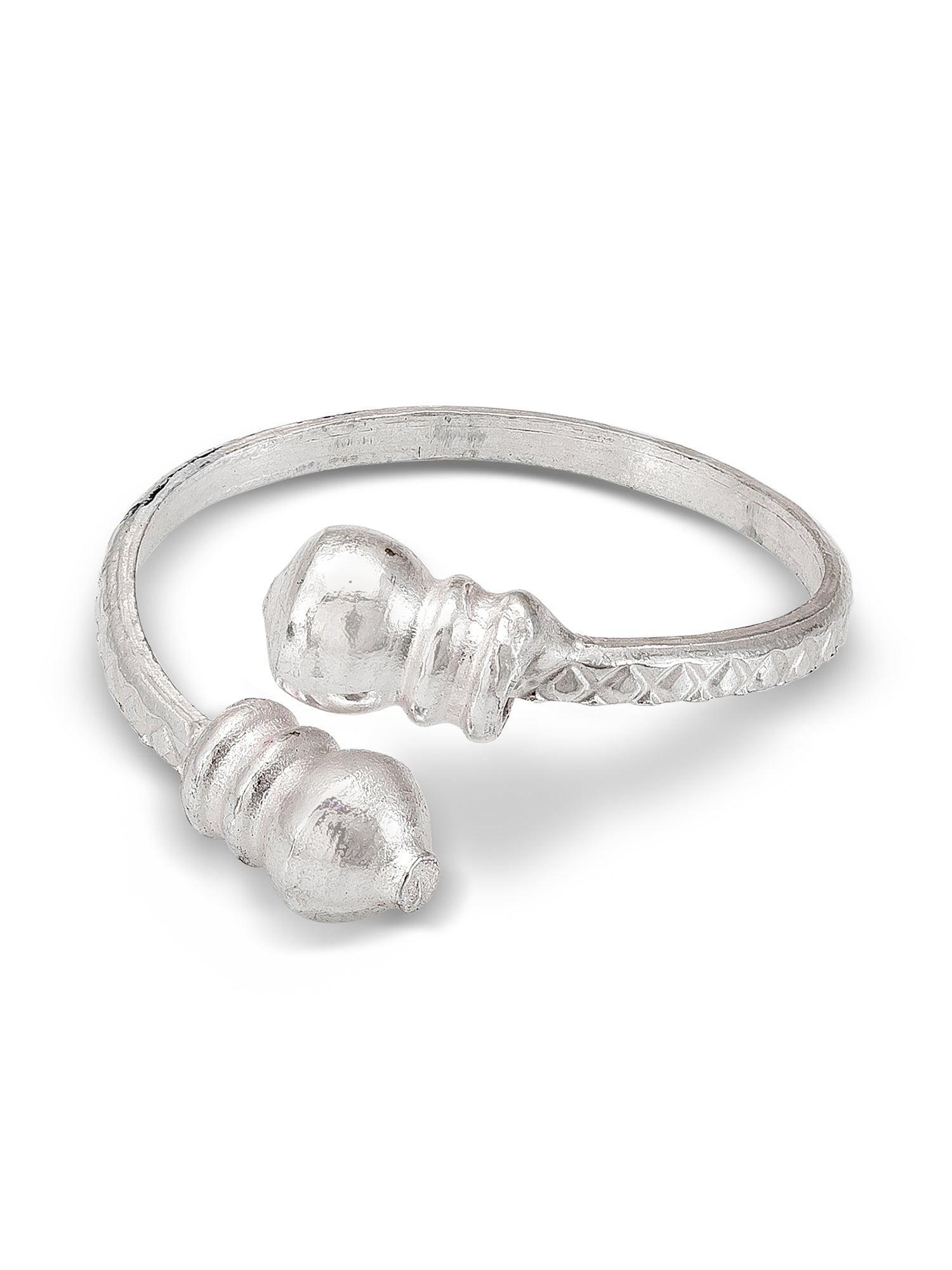 Aadita Silver Toned Damru Motif Patterned Toe Rings