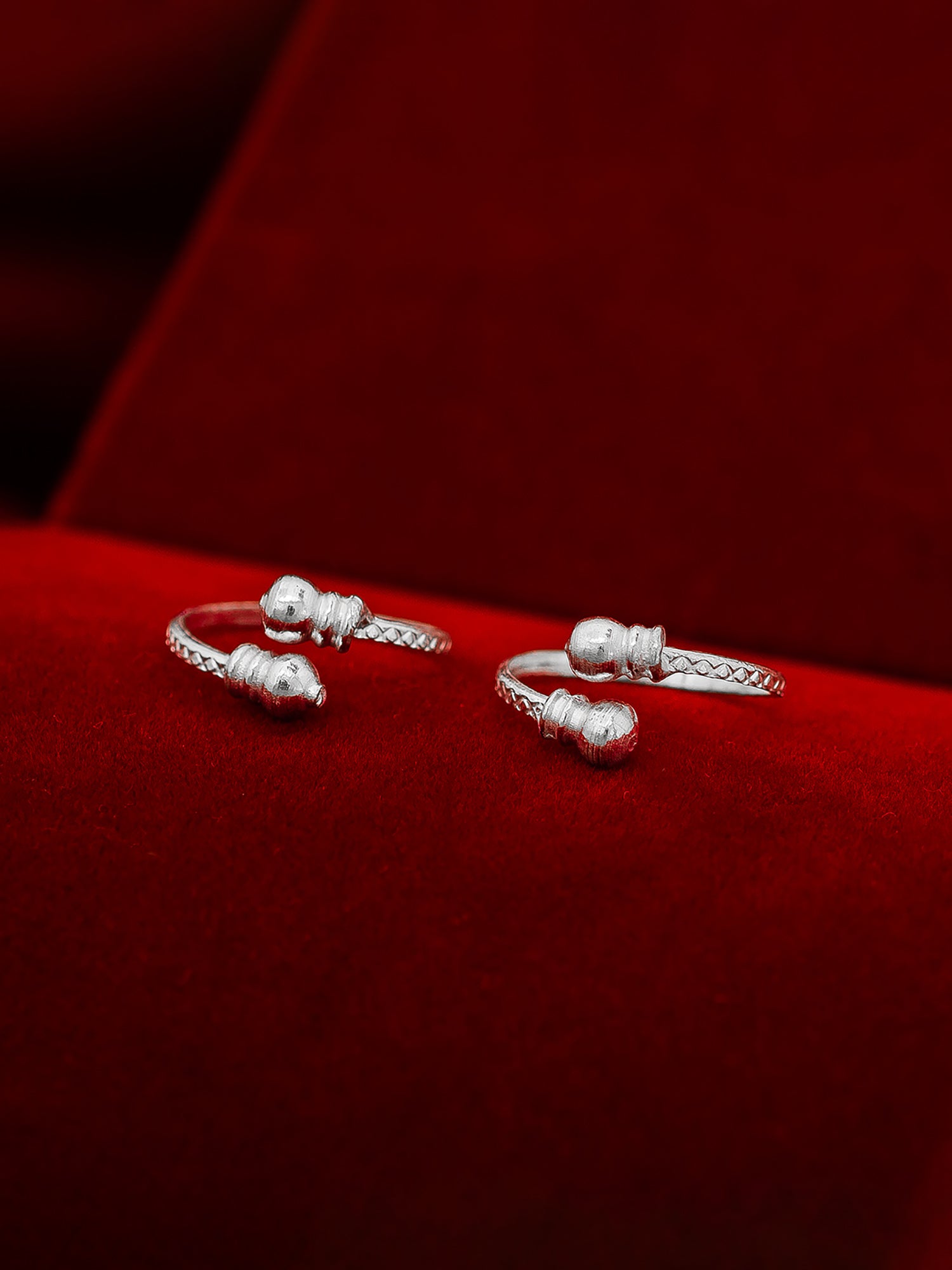 Aadita Silver Toned Damru Motif Patterned Toe Rings