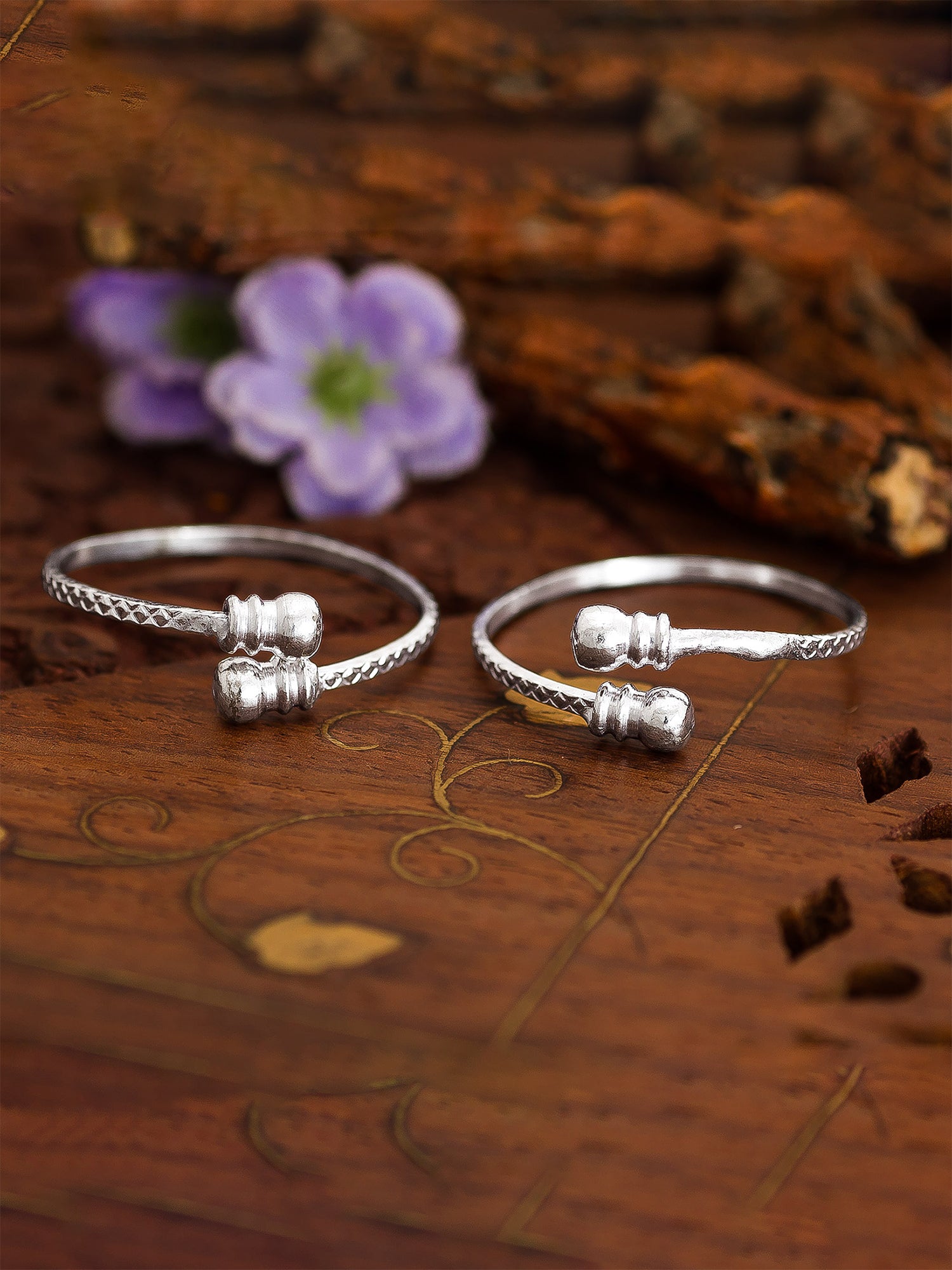 Aadita Silver Toned Etched Pattern Adjustable Toe Rings