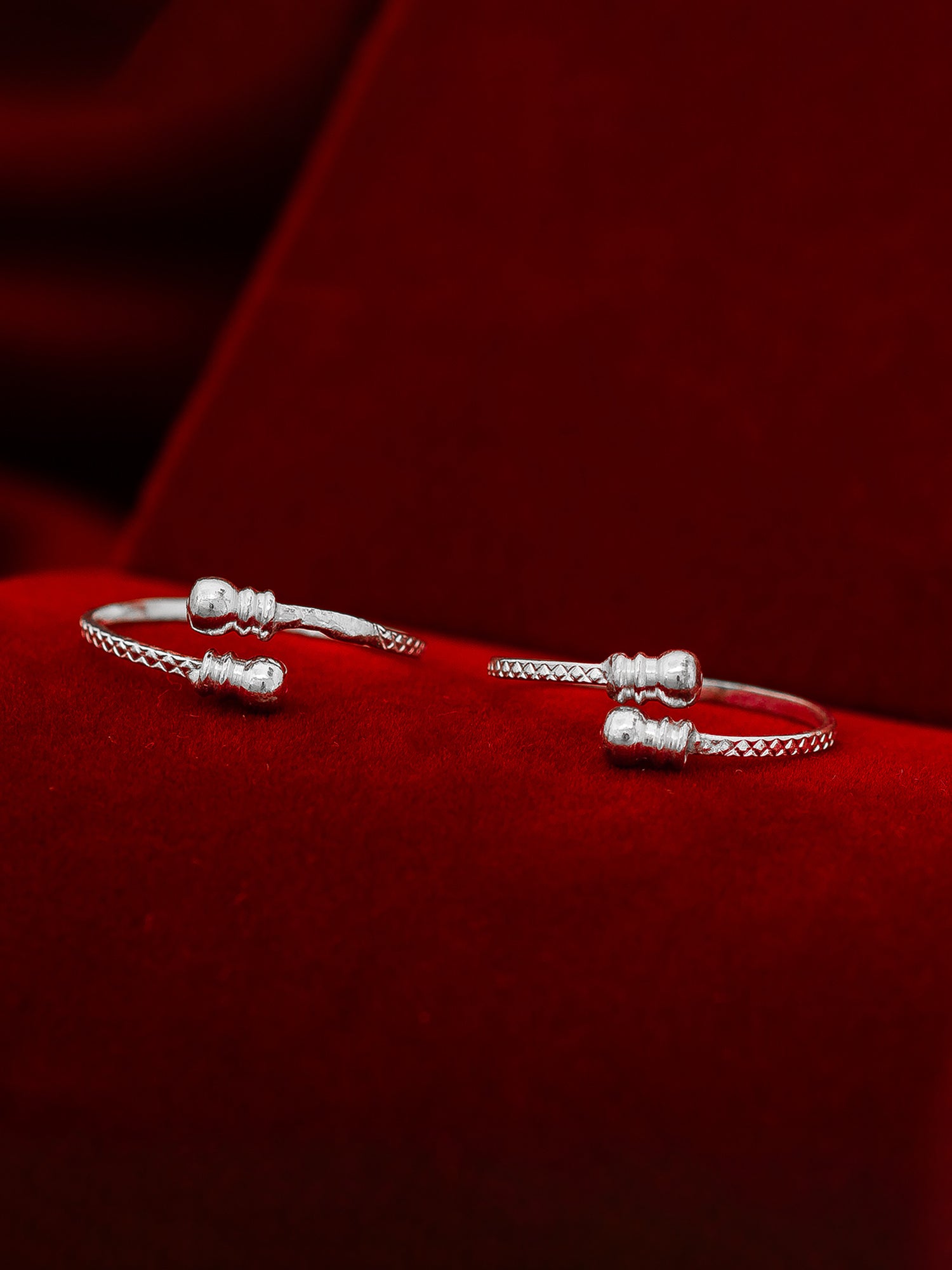 Aadita Silver Toned Etched Pattern Adjustable Toe Rings