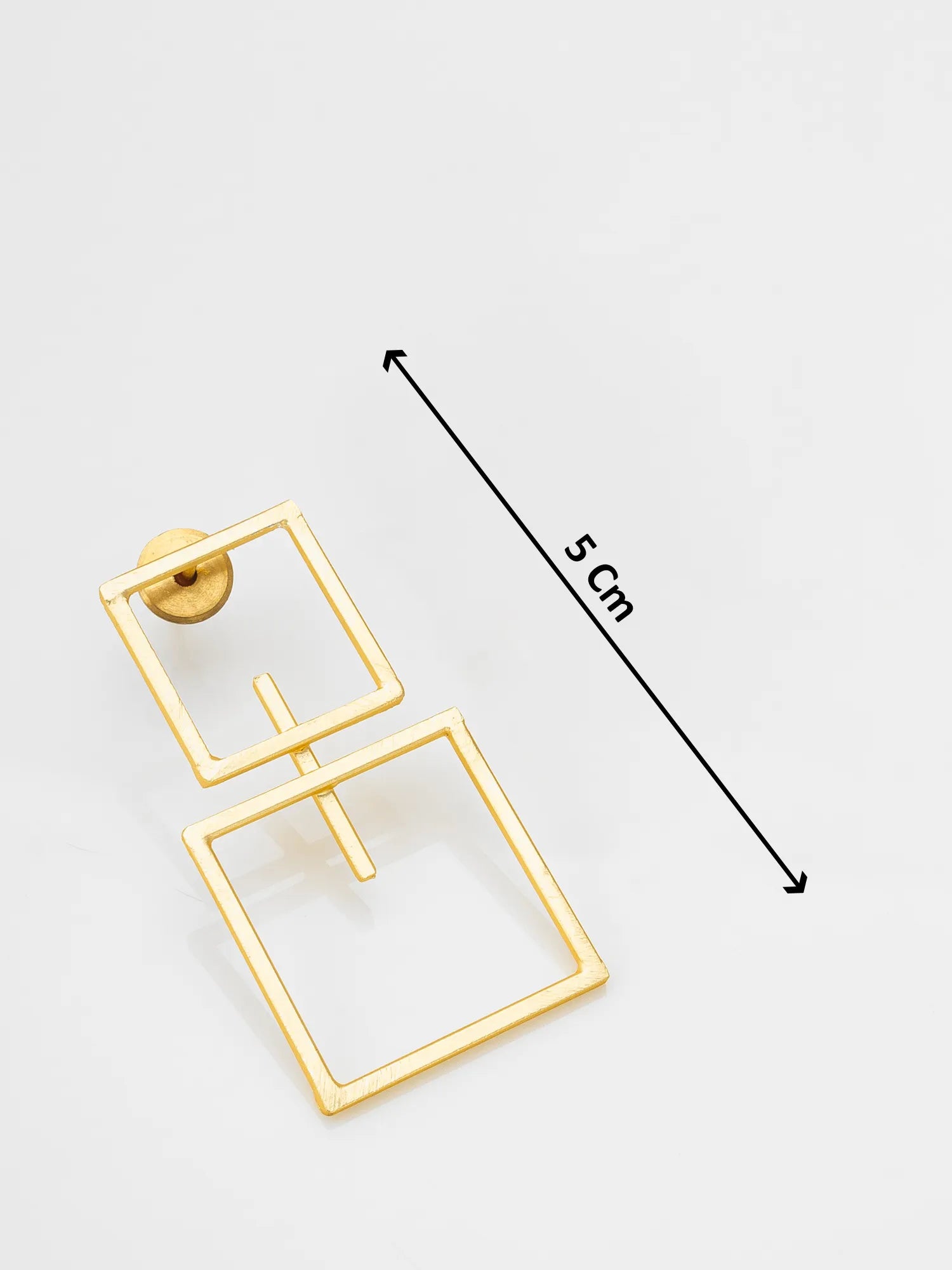 Gold square frame earrings with a 5 cm height dimension marker on a clean white background.