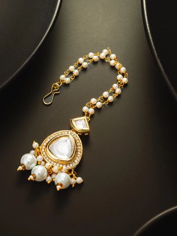 Pearl and gold necklace on a dark background