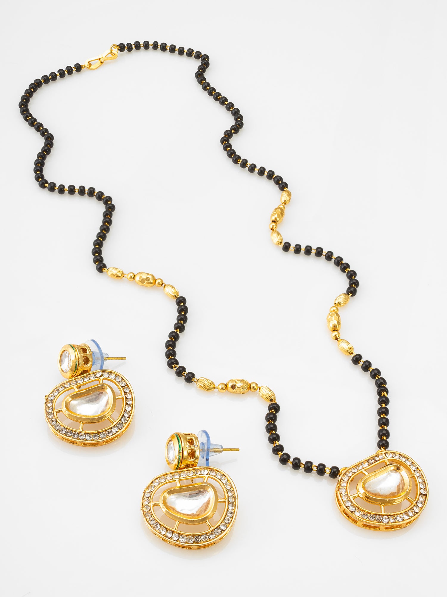 Aadita Horizontal Oval Kundan Mangalsutra Set