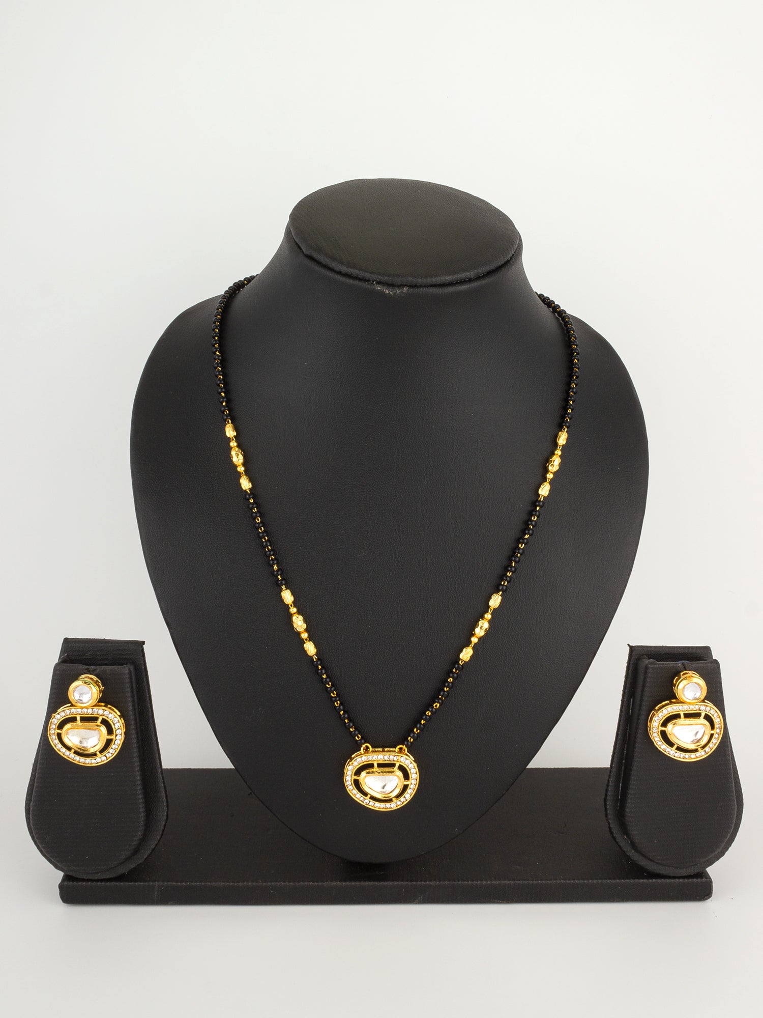 Aadita Horizontal Oval Kundan Mangalsutra Set