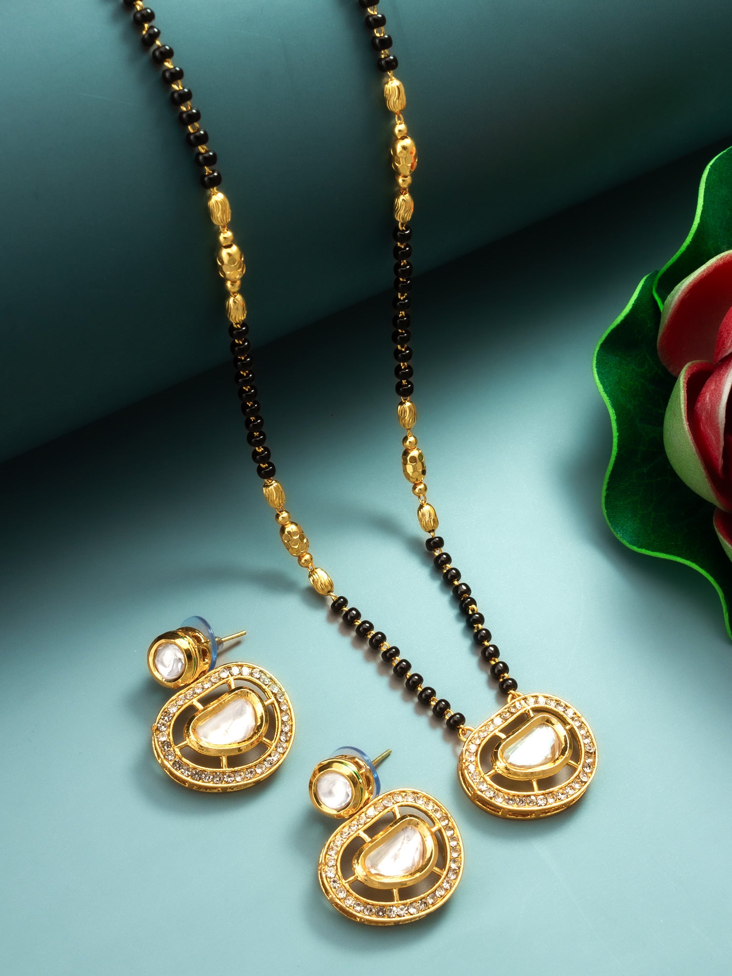Aadita Horizontal Oval Kundan Mangalsutra Set
